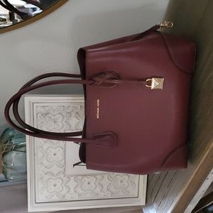 Michael Kors Mercer Gallery Medium Satchel w/matching wallet